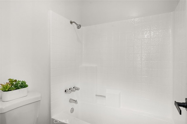 bathroom featuring toilet and shower / tub combination