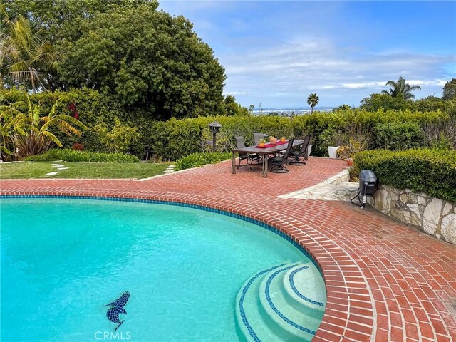 2501 Novato Pl, Palos Verdes Estates, CA 90274 - swimming pool with a patio area and outdoor dining space