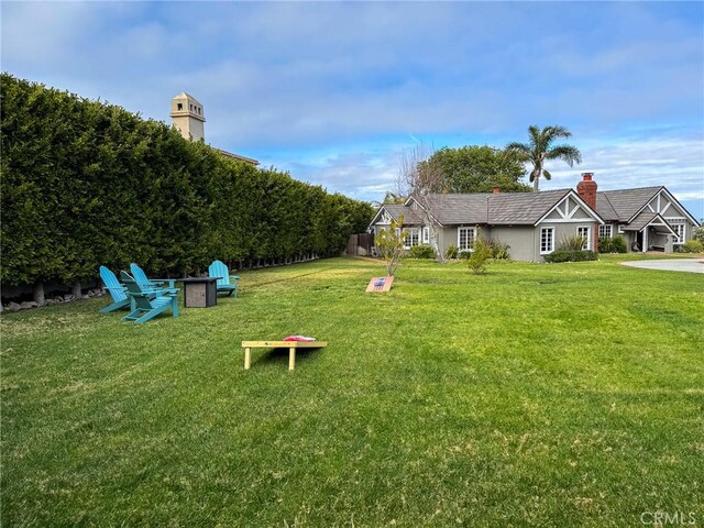 view of yard featuring a fire pit