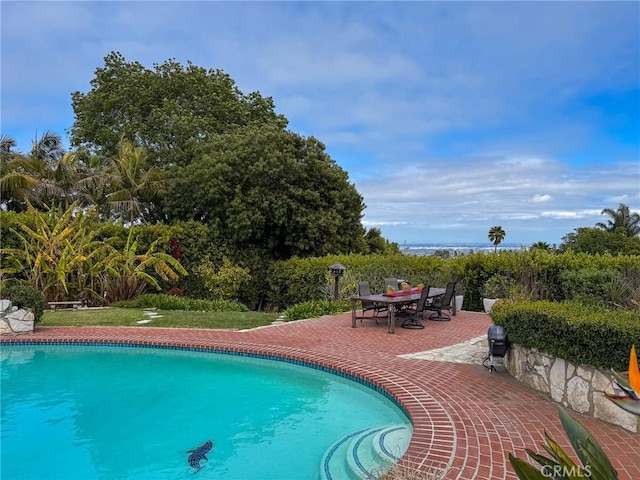 2501 Novato Pl, Palos Verdes Estates, CA 90274 - outdoor pool featuring a patio and outdoor dining space