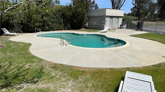 3332 Harbor Cir Unit C, Paso Robles, CA 93446 - view of swimming pool with a patio and fence
