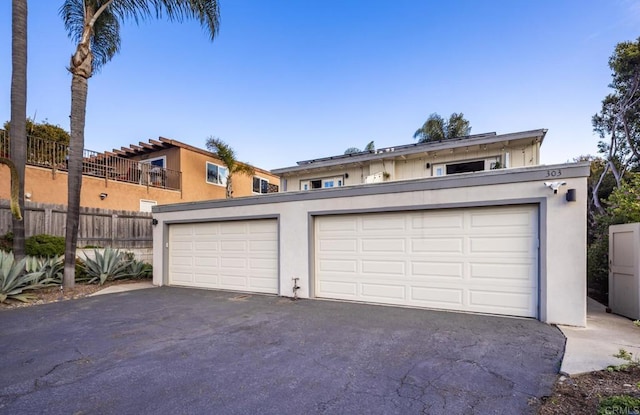 303305 Sanford St, Encinitas, CA 92024 - garage with fence