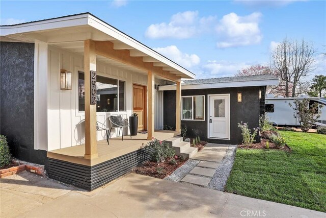 2902 Ladoga Ave, Long Beach, CA 90815 - entrance to property featuring a lawn and stucco siding