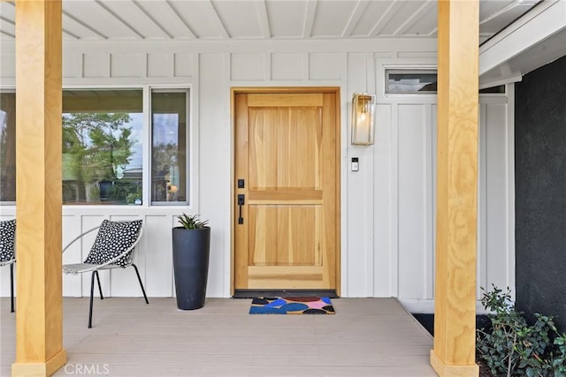 2902 Ladoga Ave, Long Beach, CA 90815 - entrance to property featuring board and batten siding and a deck