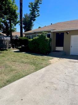 view of front of house with stucco siding and a front yard