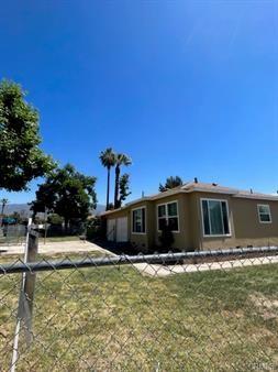 view of front of property featuring a front yard and fence