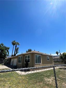 single story home with fence