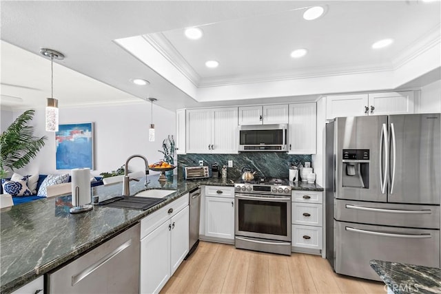 26056 Vista Dr E Unit 64, Dana Point, CA 92624 - kitchen featuring stainless steel appliances, a peninsula, a sink, tasteful backsplash, and crown molding