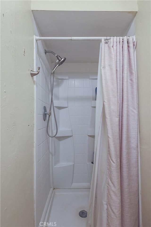 bathroom featuring a shower with curtain