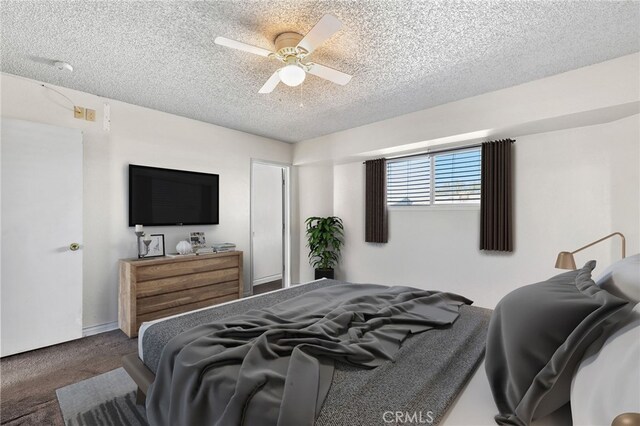 bedroom featuring carpet flooring, a textured ceiling, and a ceiling fan