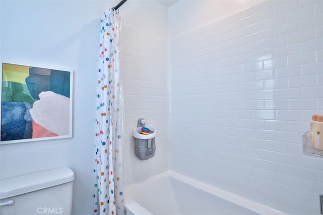 bathroom featuring toilet and shower / tub combo