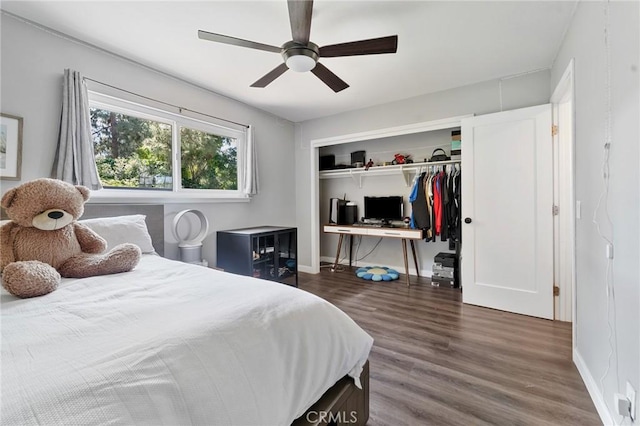 bedroom featuring a ceiling fan, baseboards, wood finished floors, and a closet