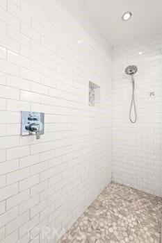 bathroom featuring tiled shower