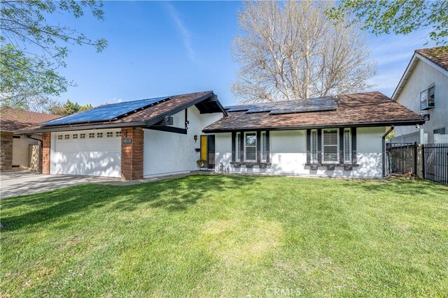 view of front facade featuring fence, an attached garage, stucco siding, a front lawn, and driveway