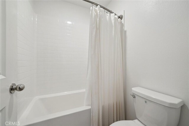 full bathroom with toilet and shower / bathtub combination with curtain
