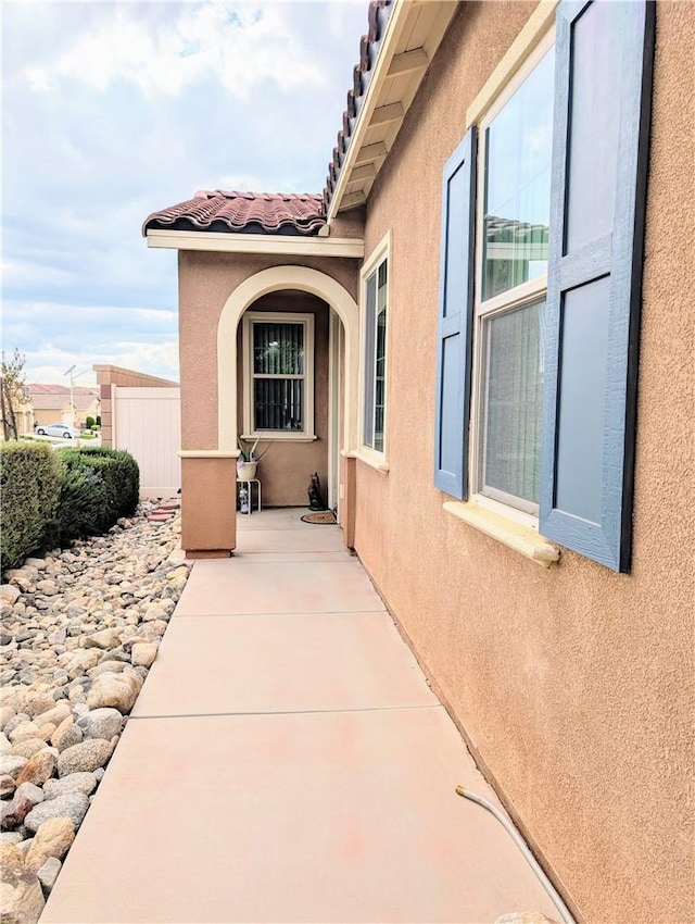 1617 Sinton Ct, Beaumont, CA 92223 - entrance to property featuring stucco siding, a tile roof, and a patio area