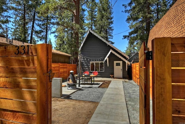 331 W Sherwood Blvd, Big Bear City, CA 92314 - view of patio featuring an outbuilding and fence