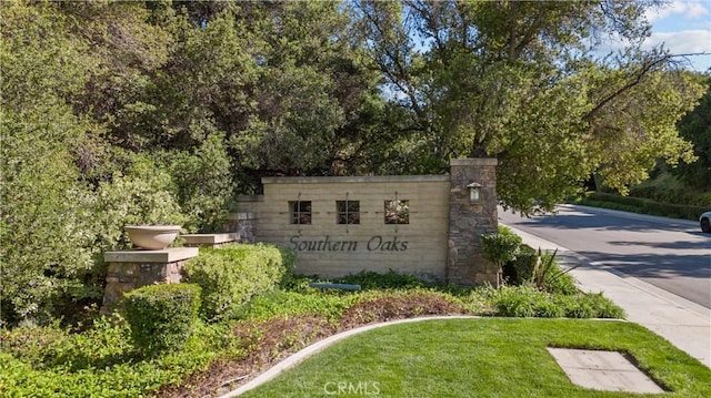 view of community / neighborhood sign