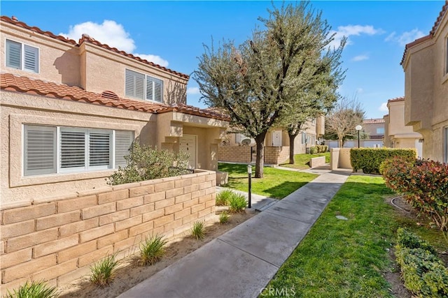 view of property's community featuring a lawn