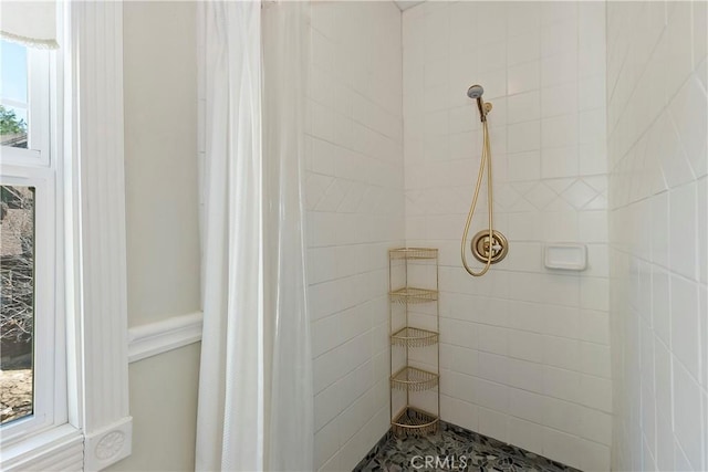 27601 Cedarwood Dr, Lake Arrowhead, CA 92352 - full bath featuring a tile shower