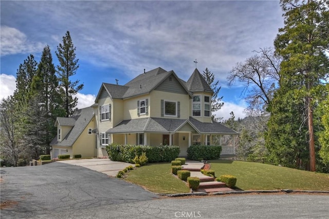 27601 Cedarwood Dr, Lake Arrowhead, CA 92352 - victorian house featuring covered porch, a shingled roof, and a front yard