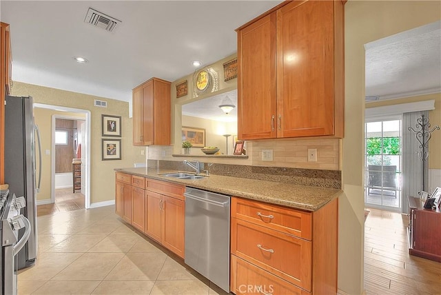 kitchen with visible vents, plenty of natural light, and appliances with stainless steel finishes