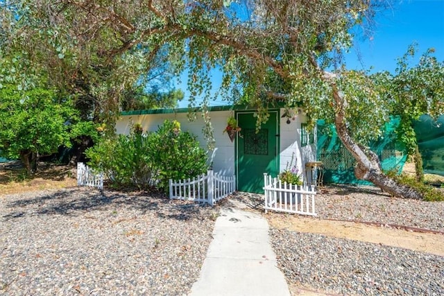 1040 Par Ave, Paso Robles, CA 93446 - obstructed view of property featuring a fenced front yard and concrete block siding
