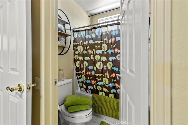 19189 San Jacinto Way, Apple Valley, CA 92308 - bathroom featuring toilet, shower / bath combo, and tile patterned flooring