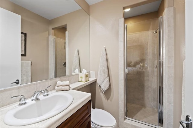9 Via Haciendas, Rancho Mirage, CA 92270 - bathroom featuring toilet, vanity, and a stall shower