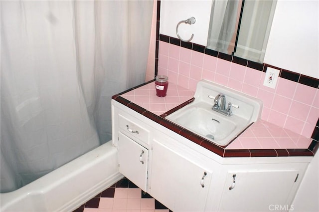 3724 W 105th St, Inglewood, CA 90303 - full bath featuring vanity and shower / bath combination with curtain