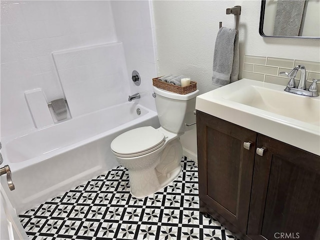 28181 Sorrento Unit 97, Laguna Niguel, CA 92677 - bathroom with toilet, vanity, bathtub / shower combination, baseboards, and backsplash