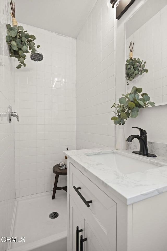 1414 Meadowbrook Rd, Ojai, CA 93023 - bathroom featuring tiled shower and vanity