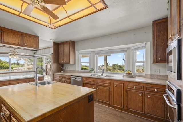 kitchen featuring a sink, stainless steel appliances, and a ceiling fan
