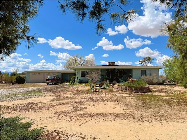 view of front of property with dirt driveway