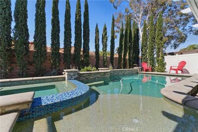 3140 Timberline Dr, Corona, CA 92882 - view of swimming pool featuring a fenced in pool, an in ground hot tub, and a fenced backyard