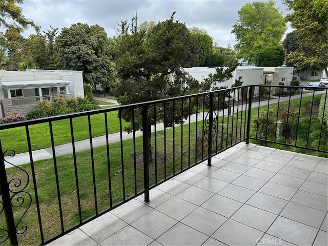 2370 Via Mariposa W Unit 1B, Laguna Woods, CA 92637 - view of balcony