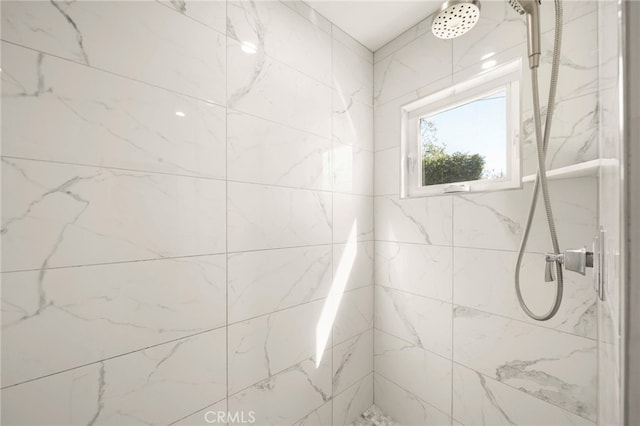 bathroom featuring a tile shower