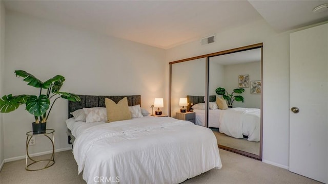 bedroom featuring visible vents, carpet flooring, baseboards, and a closet
