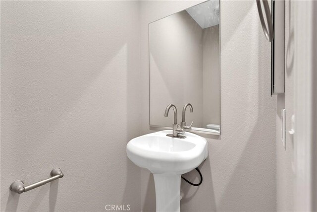 18420 Wisteria St, Hesperia, CA 92345 - bathroom featuring a textured wall