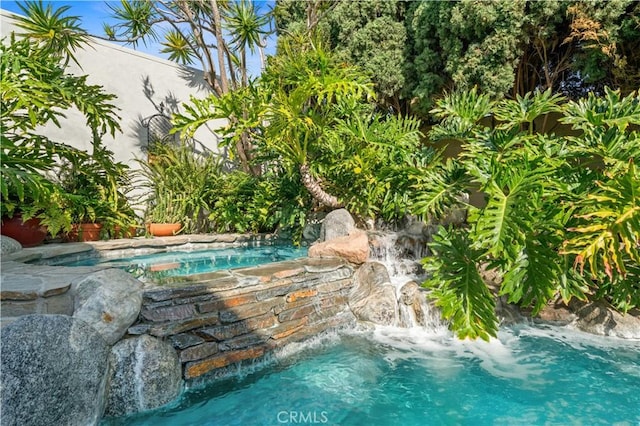 3332 Alabama Cir, Costa Mesa, CA 92626 - swimming pool with an in-ground hot tub