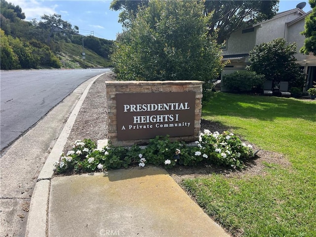 community / neighborhood sign featuring a yard