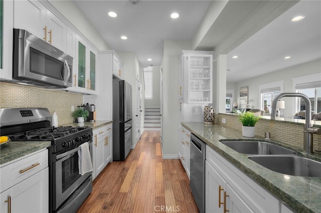 620 S Catalina Ave Unit C, Redondo Beach, CA 90277 - kitchen with stainless steel appliances, a sink, recessed lighting, white cabinets, and tasteful backsplash