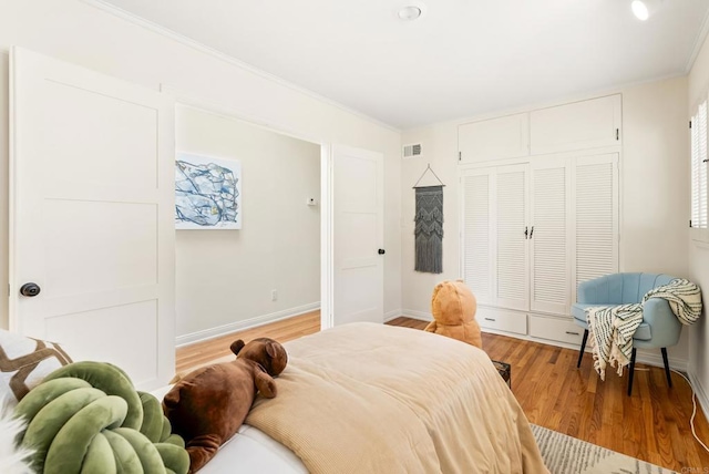 1451 Savoy Cir, San Diego, CA 92107 - bedroom with crown molding, light wood finished floors, a closet, and recessed lighting