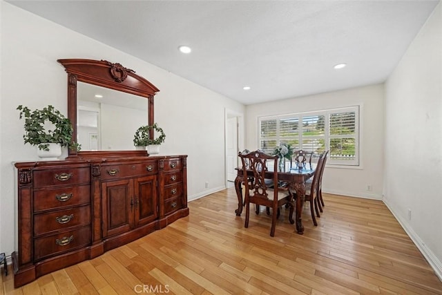 dining area featuring recessed lighting, baseboards, and light wood finished floors