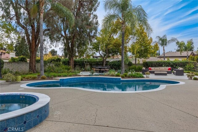 view of pool with outdoor lounge area, fence, a patio, a fenced in pool, and an in ground hot tub