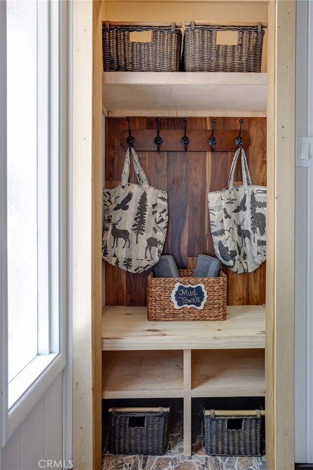 675 Grass Valley Rd, Lake Arrowhead, CA 92352 - view of mudroom