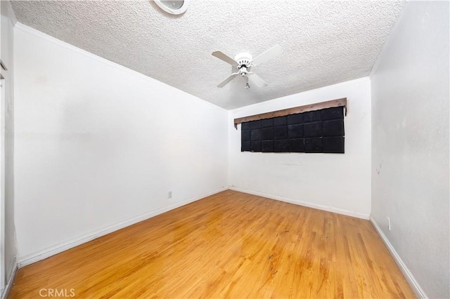 unfurnished room featuring light wood-type flooring, baseboards, a textured ceiling, and ceiling fan