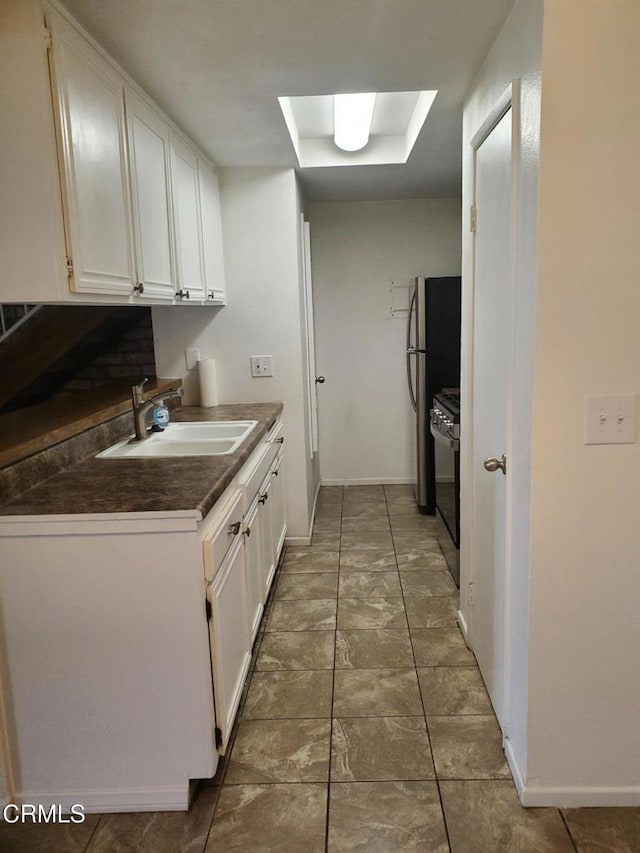 2587 Rudder Ave, Port Hueneme, CA 93041 - laundry room with baseboards and a sink