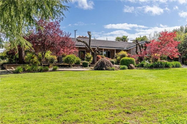 view of front of house with a front lawn