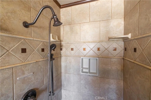 details featuring tiled shower